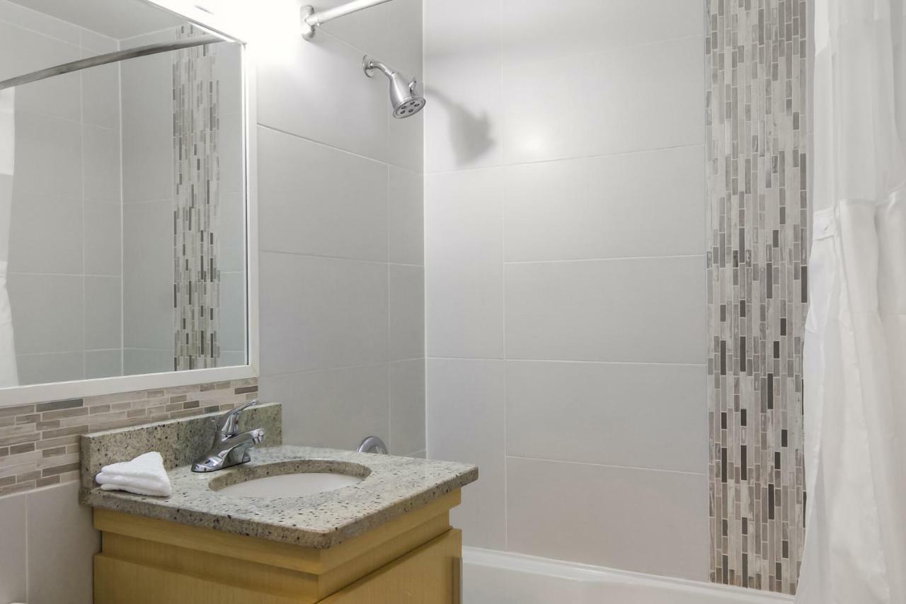 Red Lion Inn & Suites อับบอทส์ฟอร์ด ภายนอก รูปภาพ